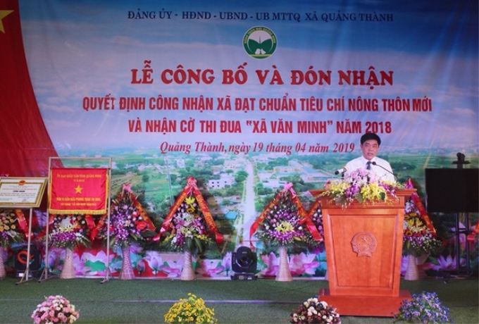 Đồng chí Trần Văn Trí, Bí thư Đảng uỷ đồng thời là Chủ tịch UBND xã Quảng Thành (Hải Hà) trình bày báo cáo tại Lễ công bố và đón nhận Quyết định công nhận xã Quảng Thành đạt chuẩn tiêu chí nông thôn mới và nhận cờ thi đua “xã văn minh” năm 2018.